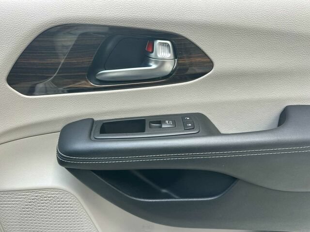 Used 2023 Chrysler Pacifica Limited FWD image 21