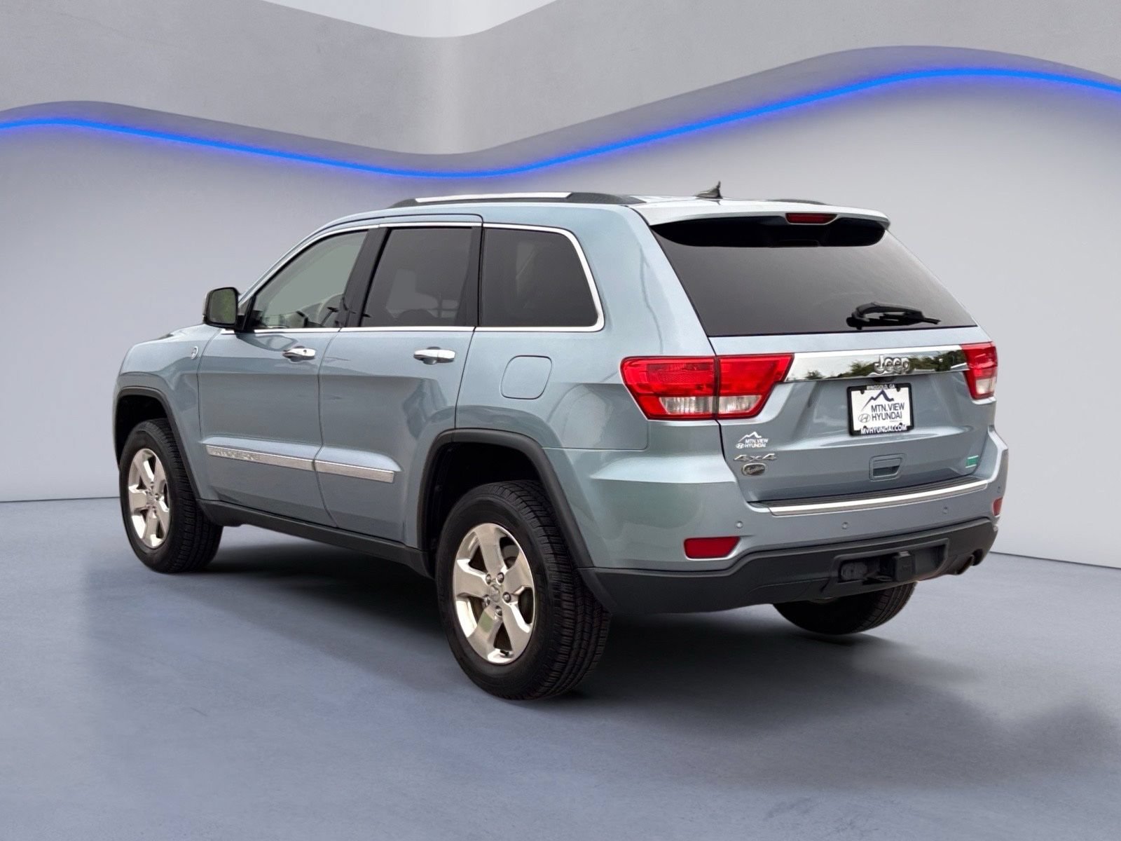 Used 2013 Jeep Grand Cherokee Overland w/ Advance Technology Group AWD/4WD image 6