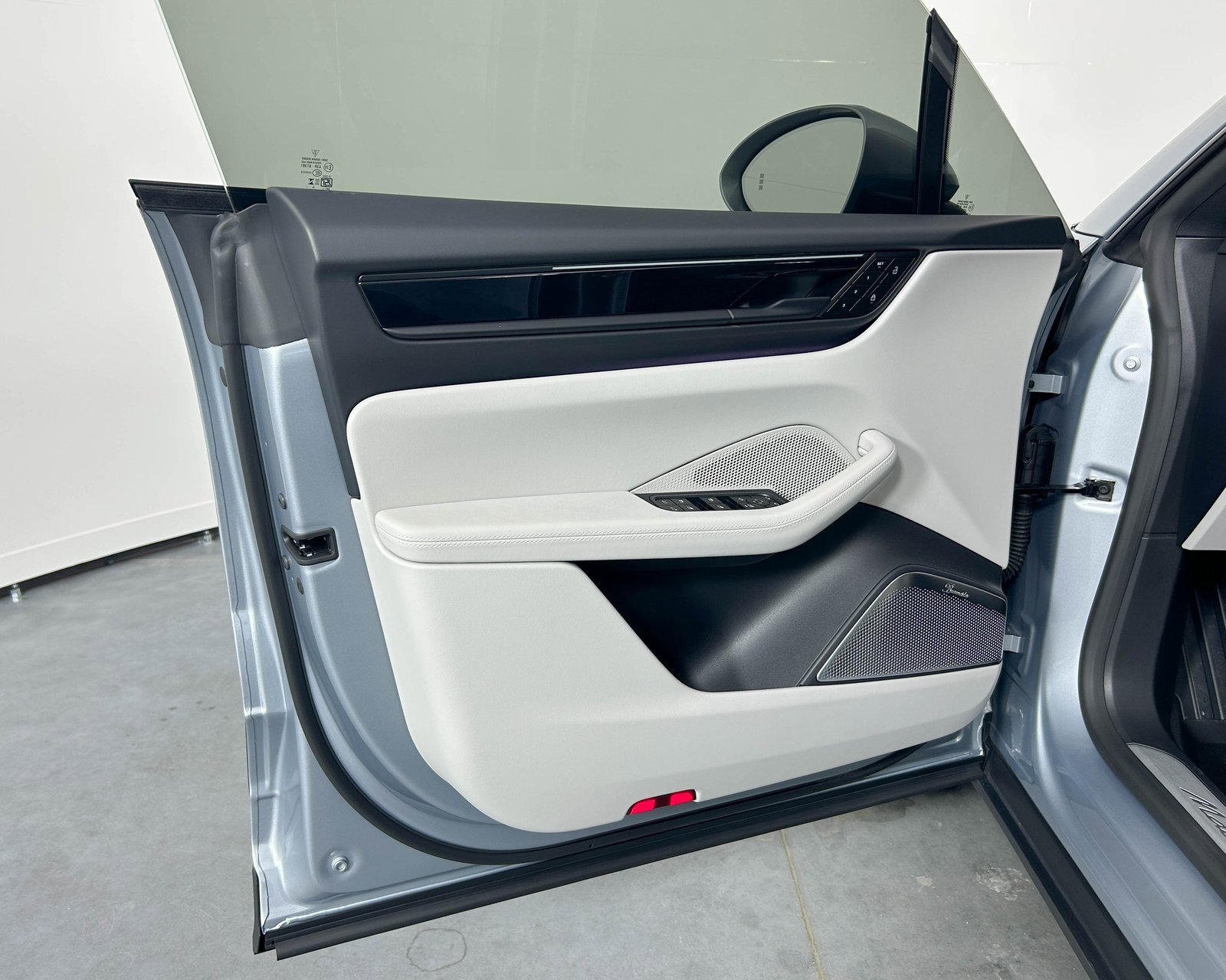 Used 2025 Porsche Macan 4S Electric image 14