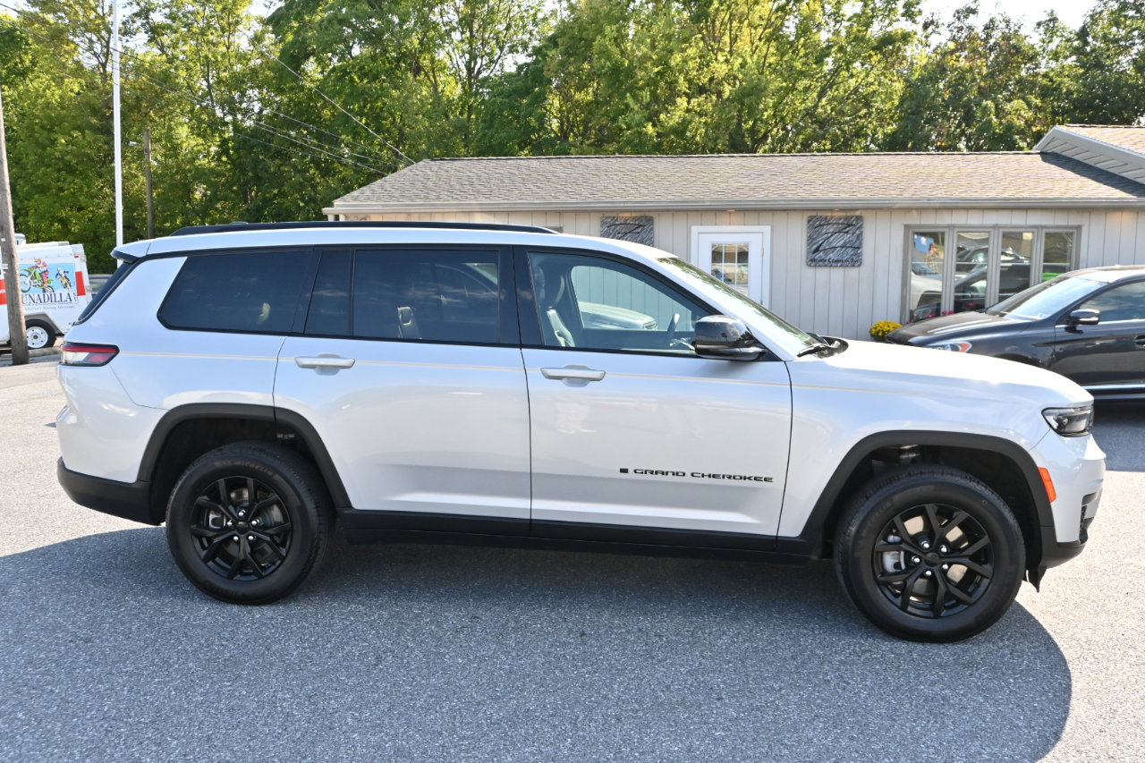 Used 2024 Jeep Grand Cherokee L Laredo image 14