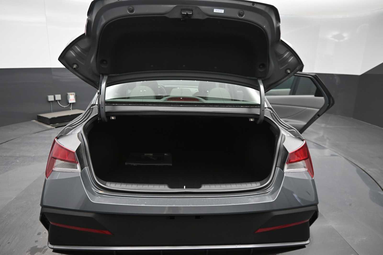 New 2026 Hyundai Elantra SE FWD image 13