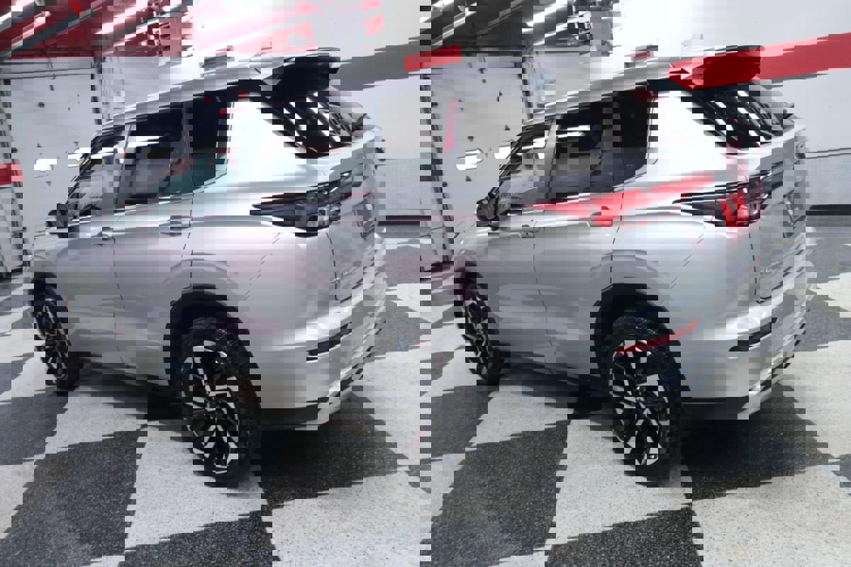 Used 2024 Mitsubishi Outlander SE image 6