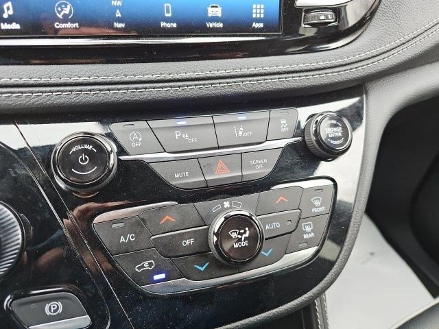 Used 2026 Chrysler Pacifica Limited image 22