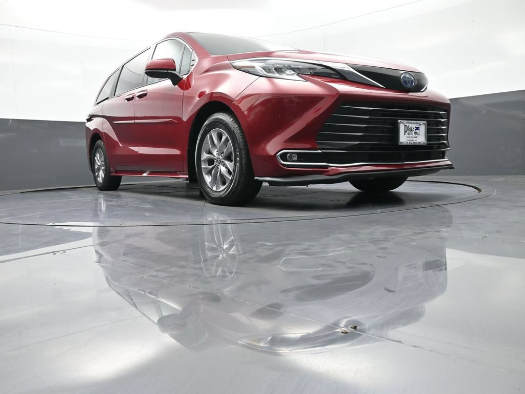 Certified 2022 Toyota Sienna XLE AWD/4WD image 30