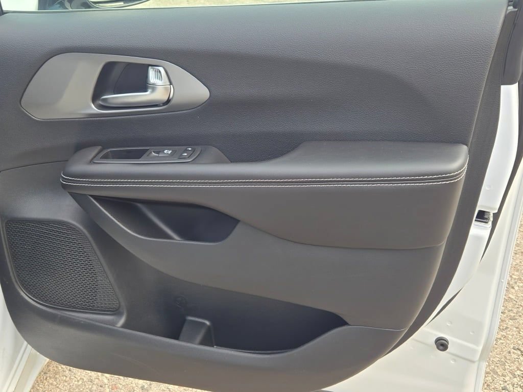 New 2027 Chrysler Pacifica Select AWD/4WD image 8