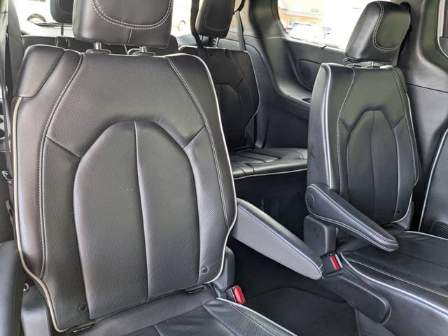 Used 2025 Chrysler Pacifica Limited FWD image 31