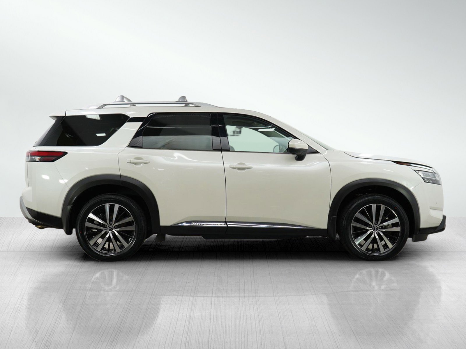 Used 2023 Nissan Pathfinder Platinum image 5