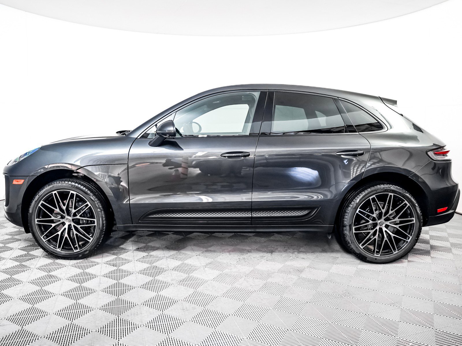 Certified 2025 Porsche Macan image 2