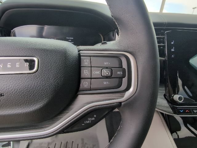 Used 2023 Jeep Wagoneer L Series III w/ Premium Group I AWD/4WD image 17