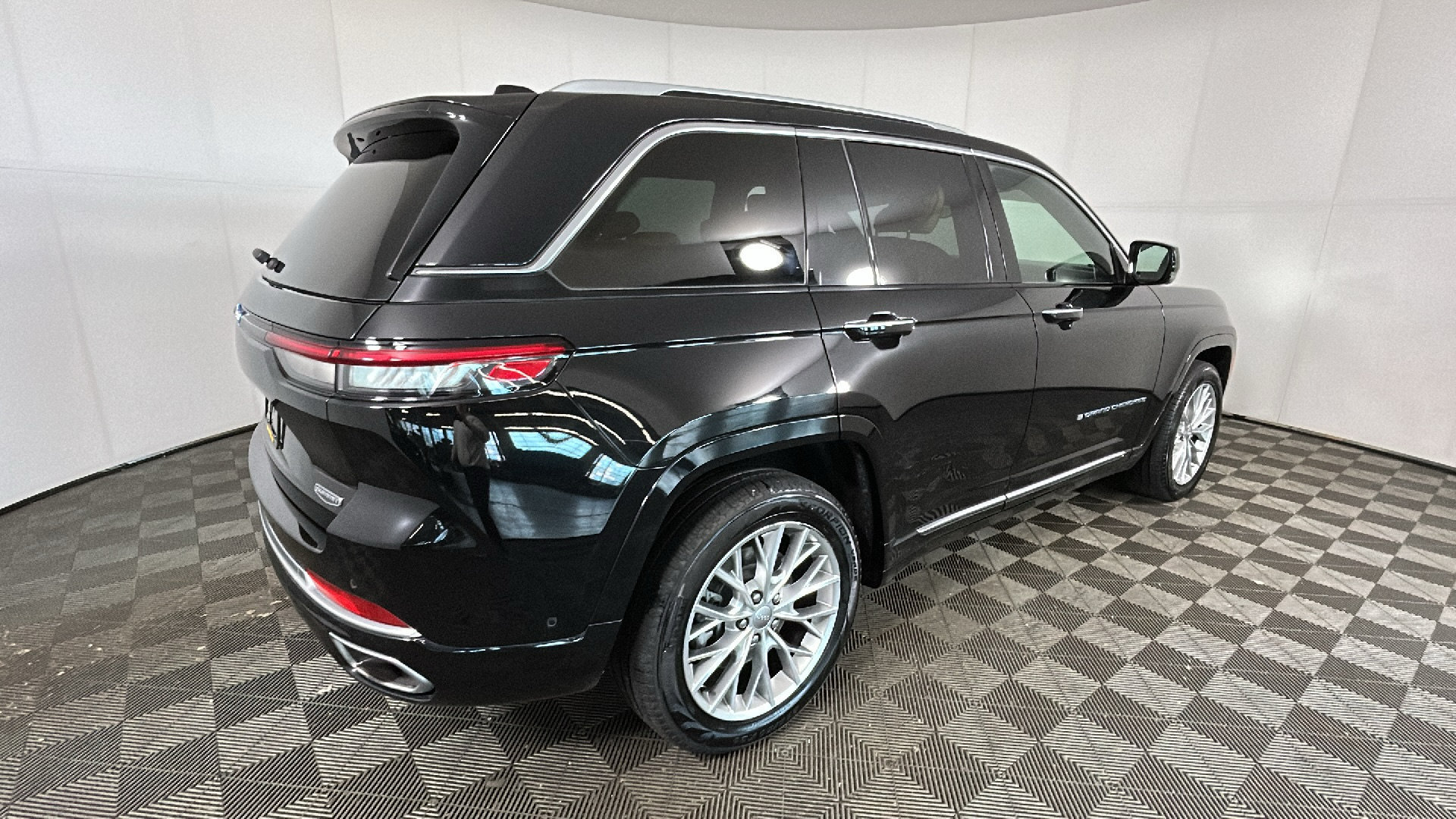 Used 2023 Jeep Grand Cherokee Summit AWD/4WD image 3
