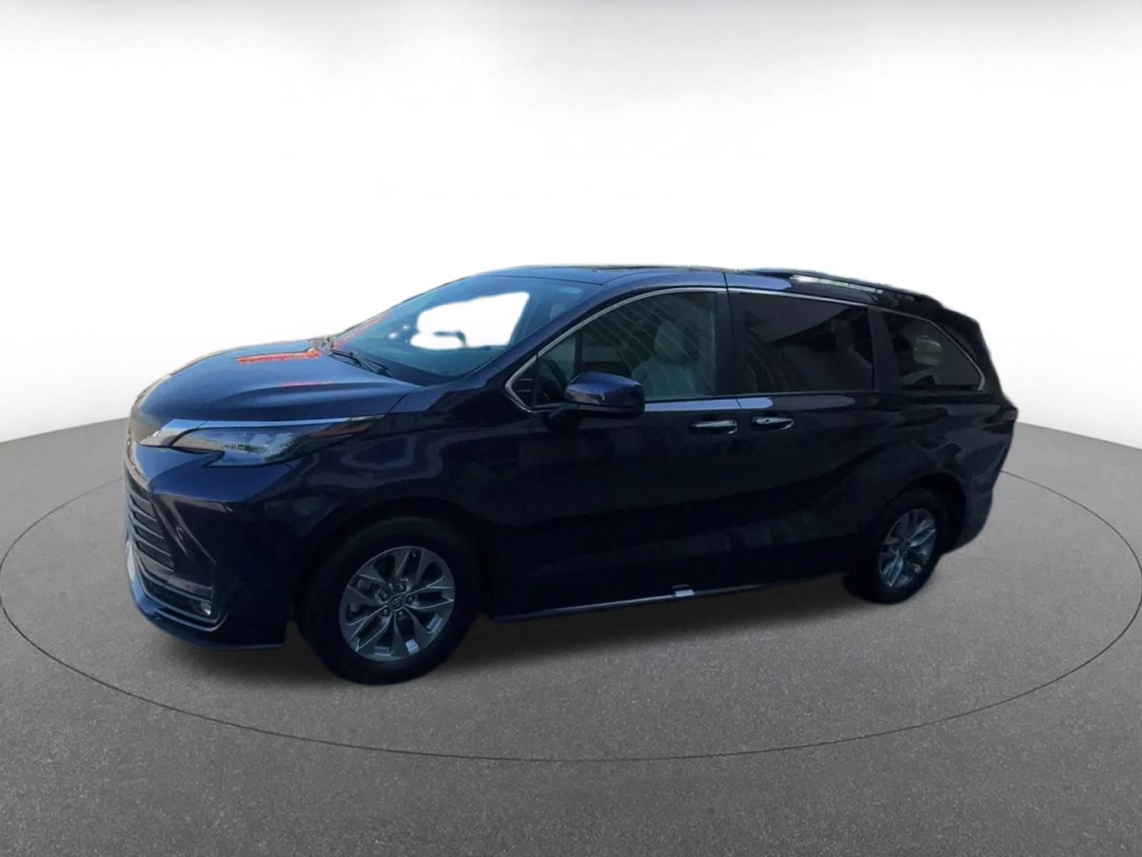 Used 2025 Toyota Sienna XLE FWD image 8