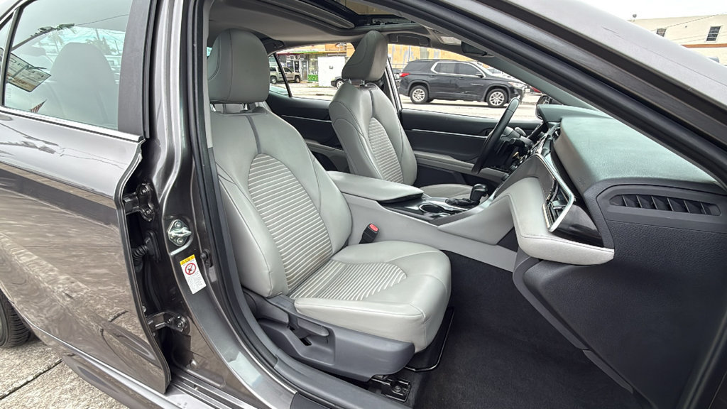 Used 2018 Toyota Camry SE w/ Moonroof Package FWD image 39
