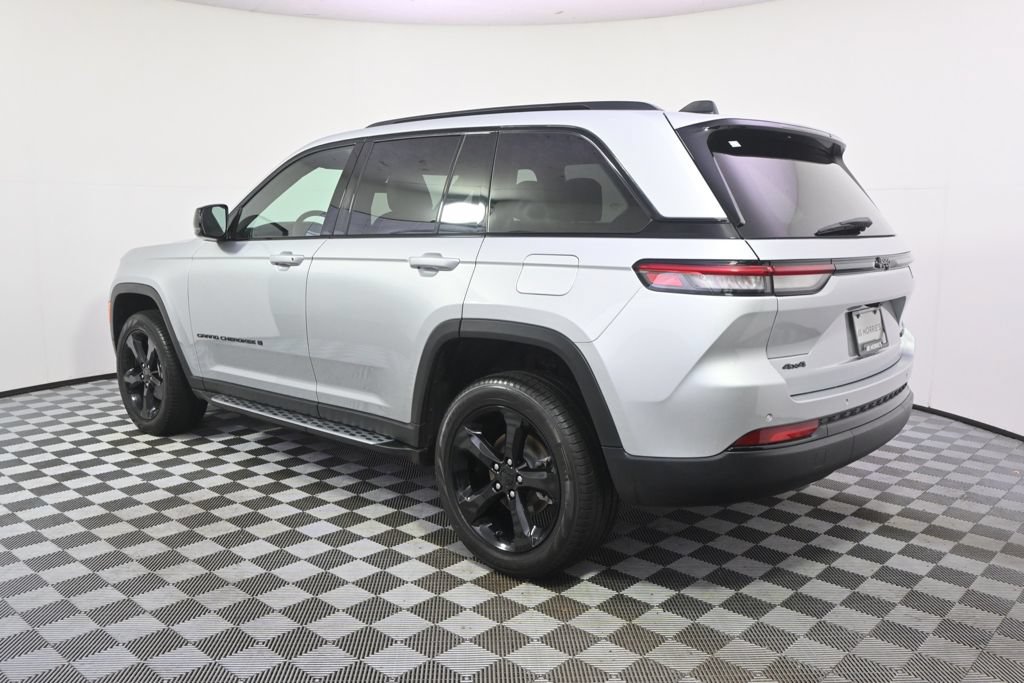 Used 2025 Jeep Grand Cherokee Limited w/ Black Appearance Package AWD/4WD image 3