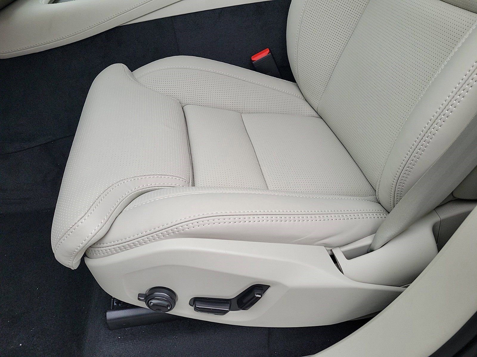 New 2024 Volvo XC90 T8 Ultimate w/ Protection Package Premier image 11