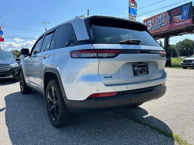 Used 2023 Jeep Grand Cherokee Altitude image 5