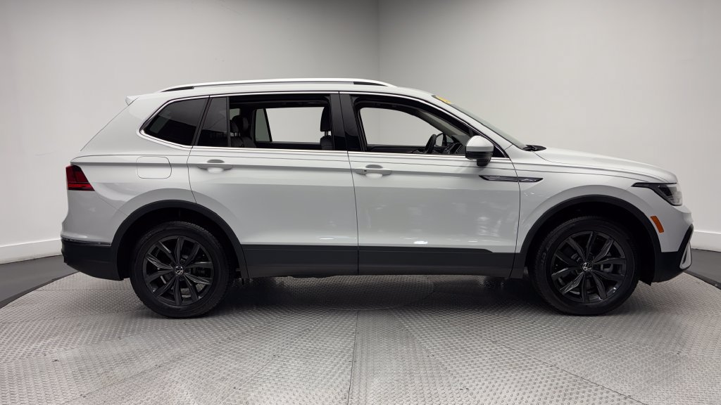 Used 2024 Volkswagen Tiguan SE w/ Panoramic Sunroof Package AWD/4WD image 42