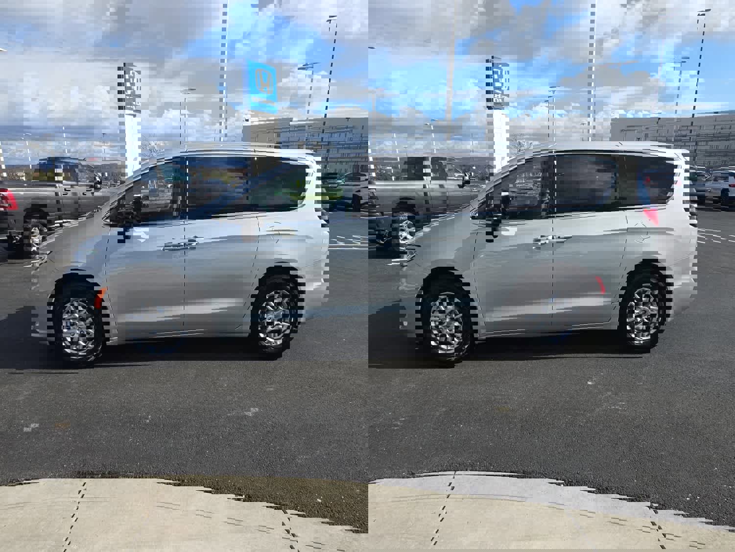 Used 2024 Chrysler Pacifica Touring-L image 5