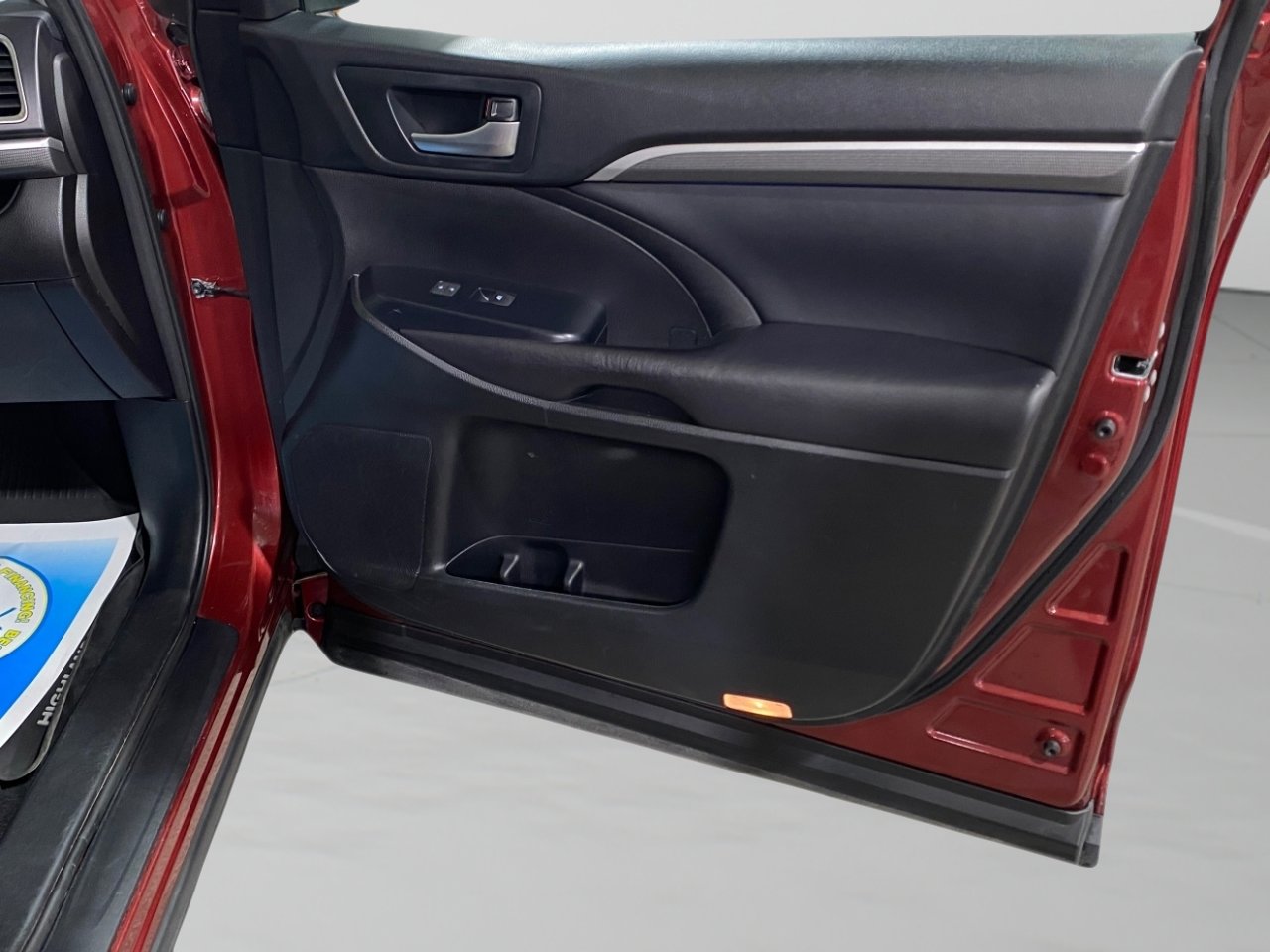 Used 2017 Toyota Highlander SE image 33