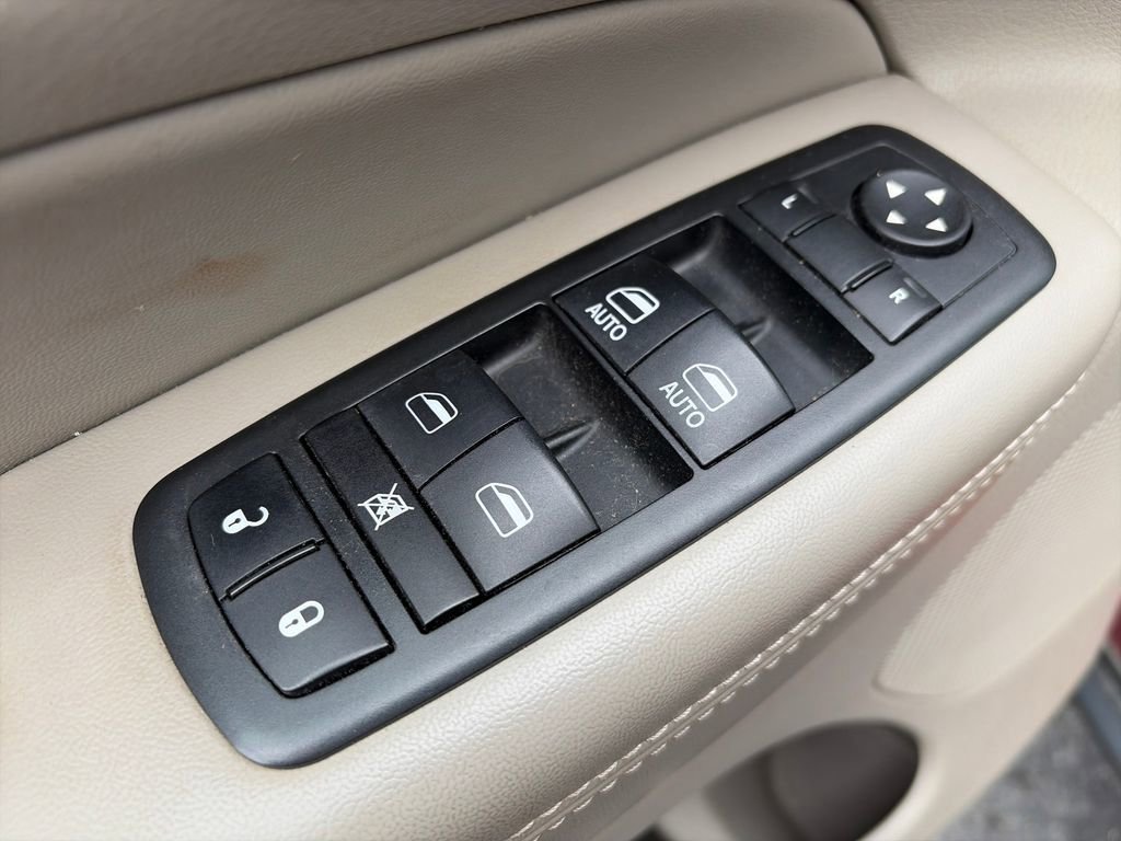 Used 2013 Jeep Grand Cherokee Laredo w/ Laredo E Group AWD/4WD image 18