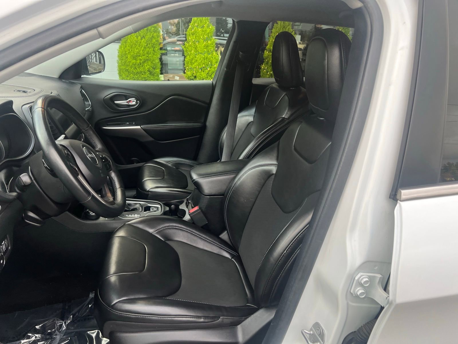 Used 2019 Jeep Cherokee Latitude Plus image 17