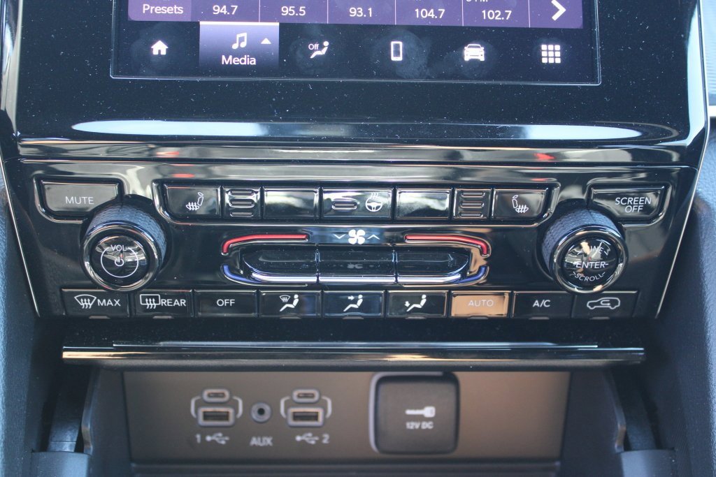 Used 2025 Jeep Grand Cherokee Laredo w/ Luxury Tech Group I image 20