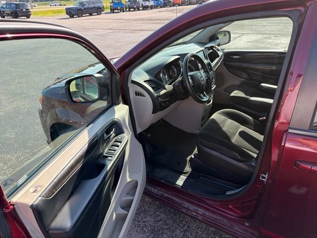 Used 2018 Dodge Grand Caravan SE w/ UConnect Hands-Free Group FWD image 18