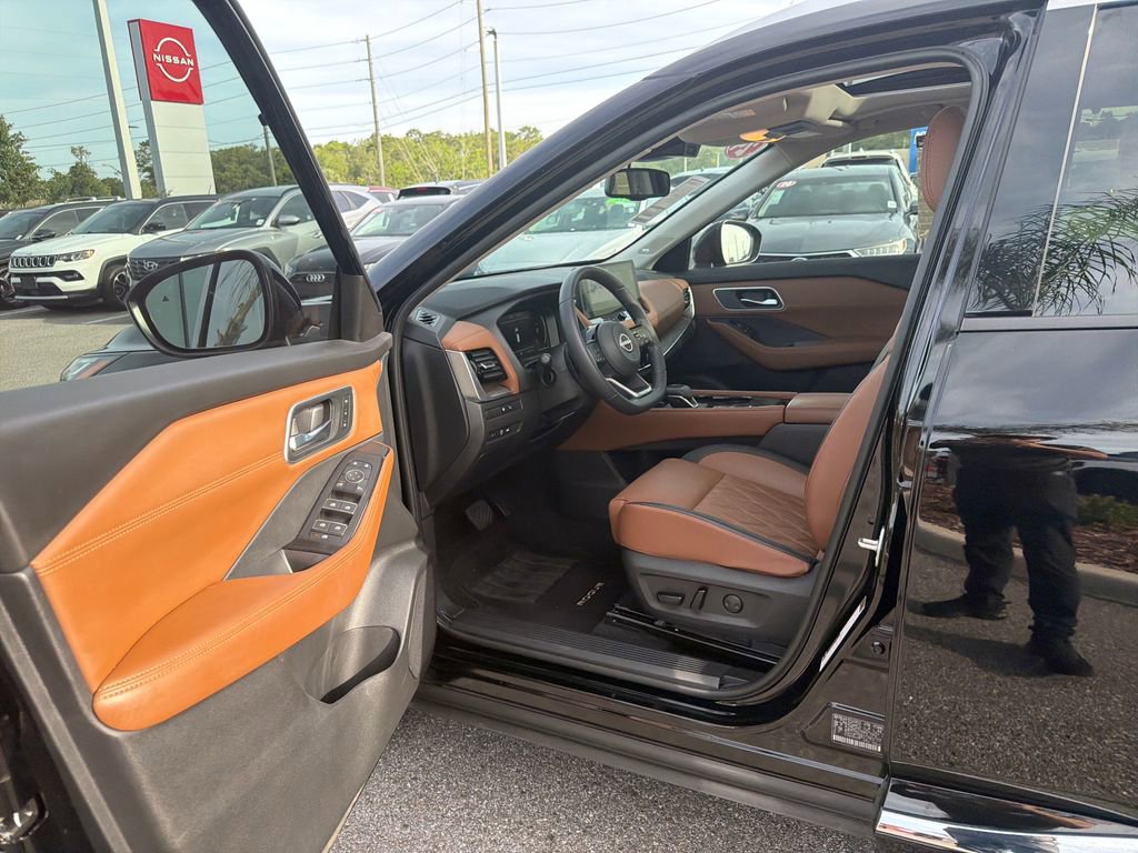 Certified 2024 Nissan Rogue Platinum w/ Platinum Premium Package FWD image 13