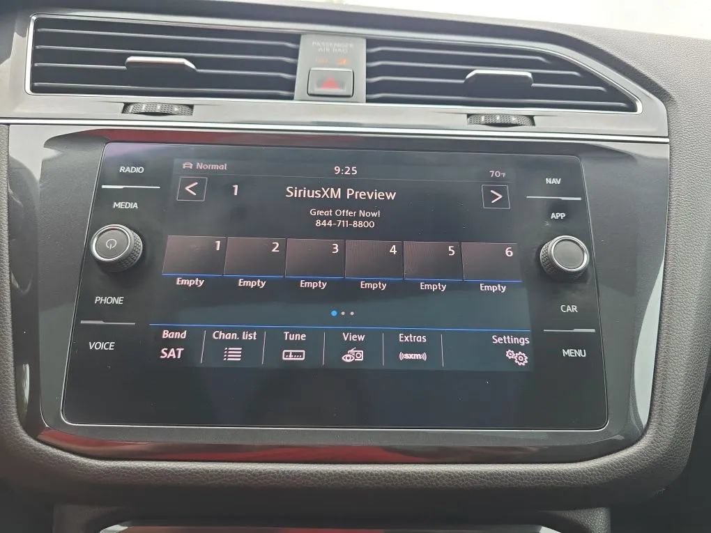 Used 2018 Volkswagen Tiguan SEL AWD/4WD image 29