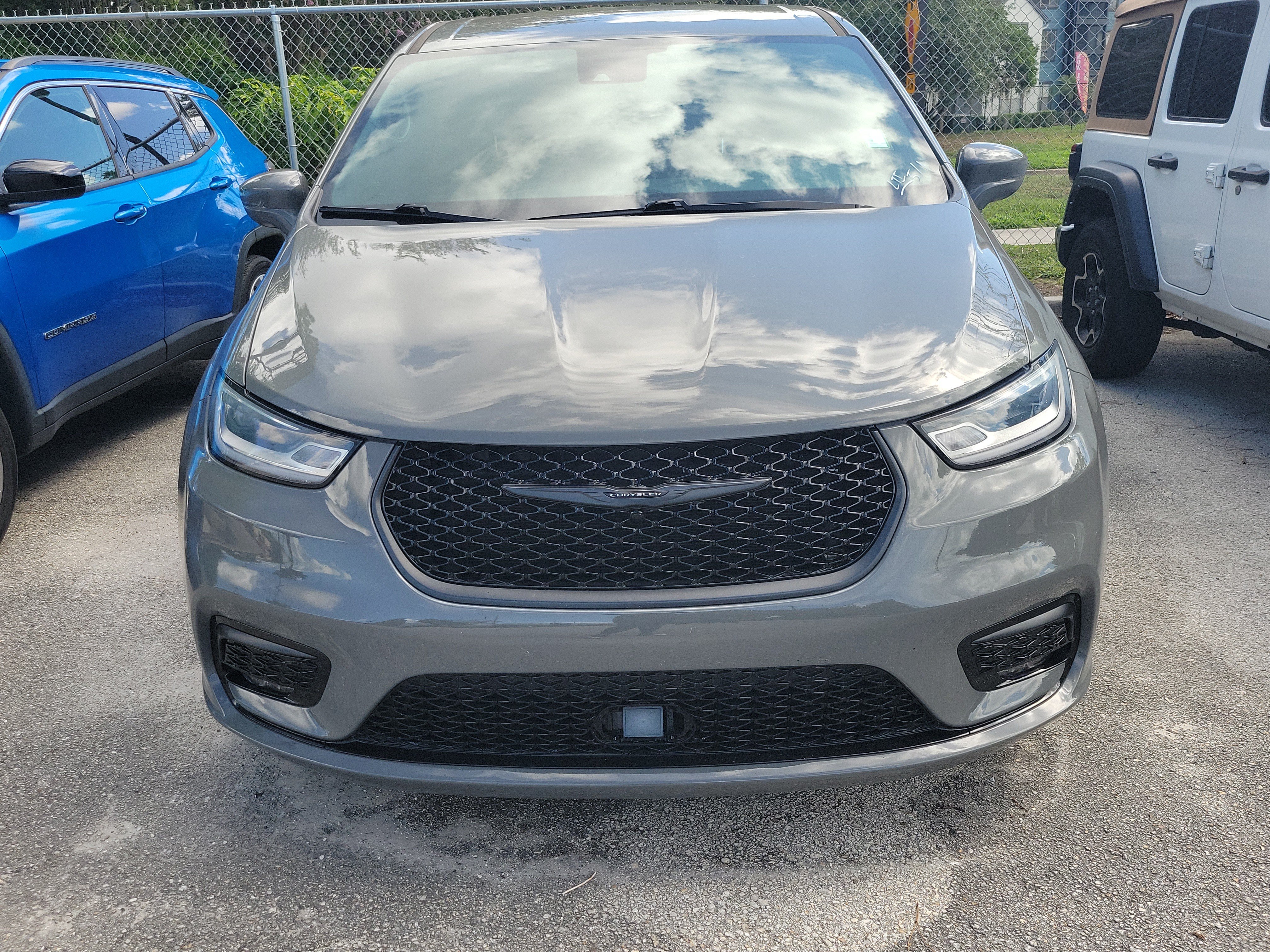 Used 2022 Chrysler Pacifica Touring-L FWD image 2