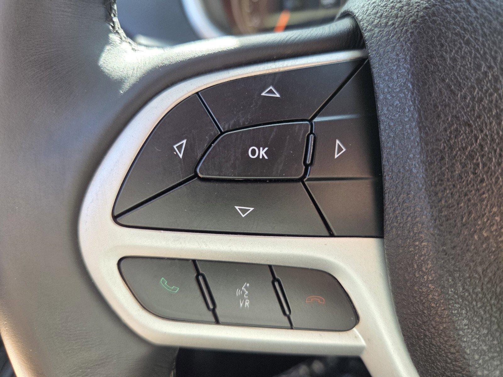 Used 2018 Jeep Cherokee Latitude Plus w/ Comfort/Convenience Group FWD image 28