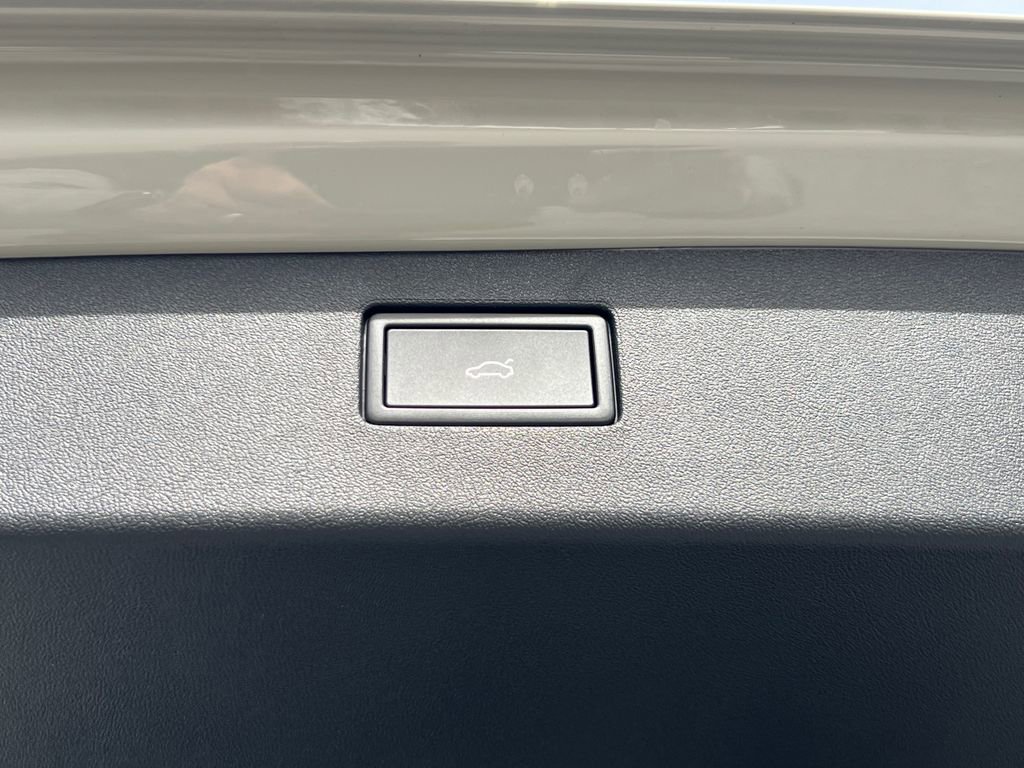 New 2026 Volkswagen Tiguan SEL R-Line image 16