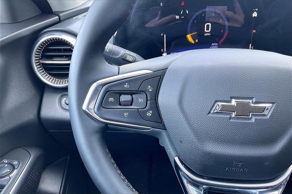 Used 2025 Chevrolet Trax ACTIV w/ Sunroof Package image 18