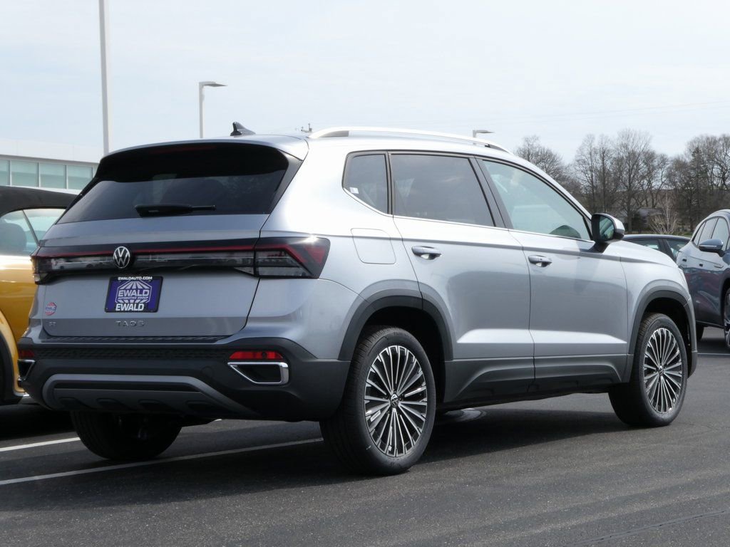 Certified 2025 Volkswagen Taos SE FWD image 3