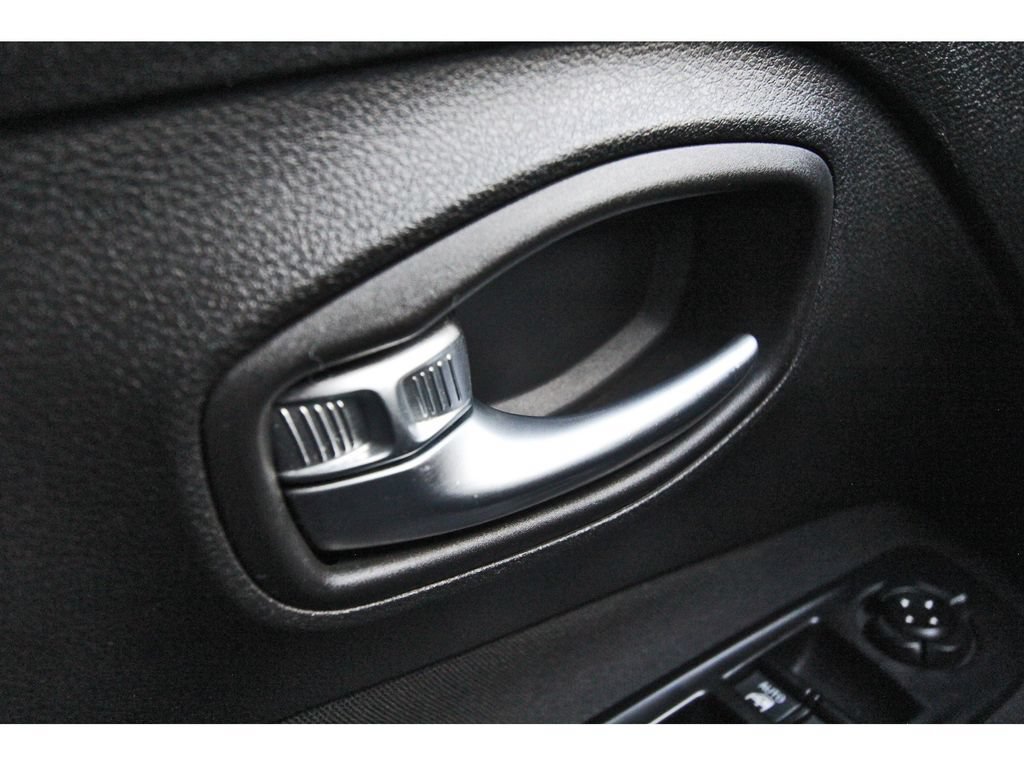 Used 2015 Jeep Renegade Latitude AWD/4WD image 21