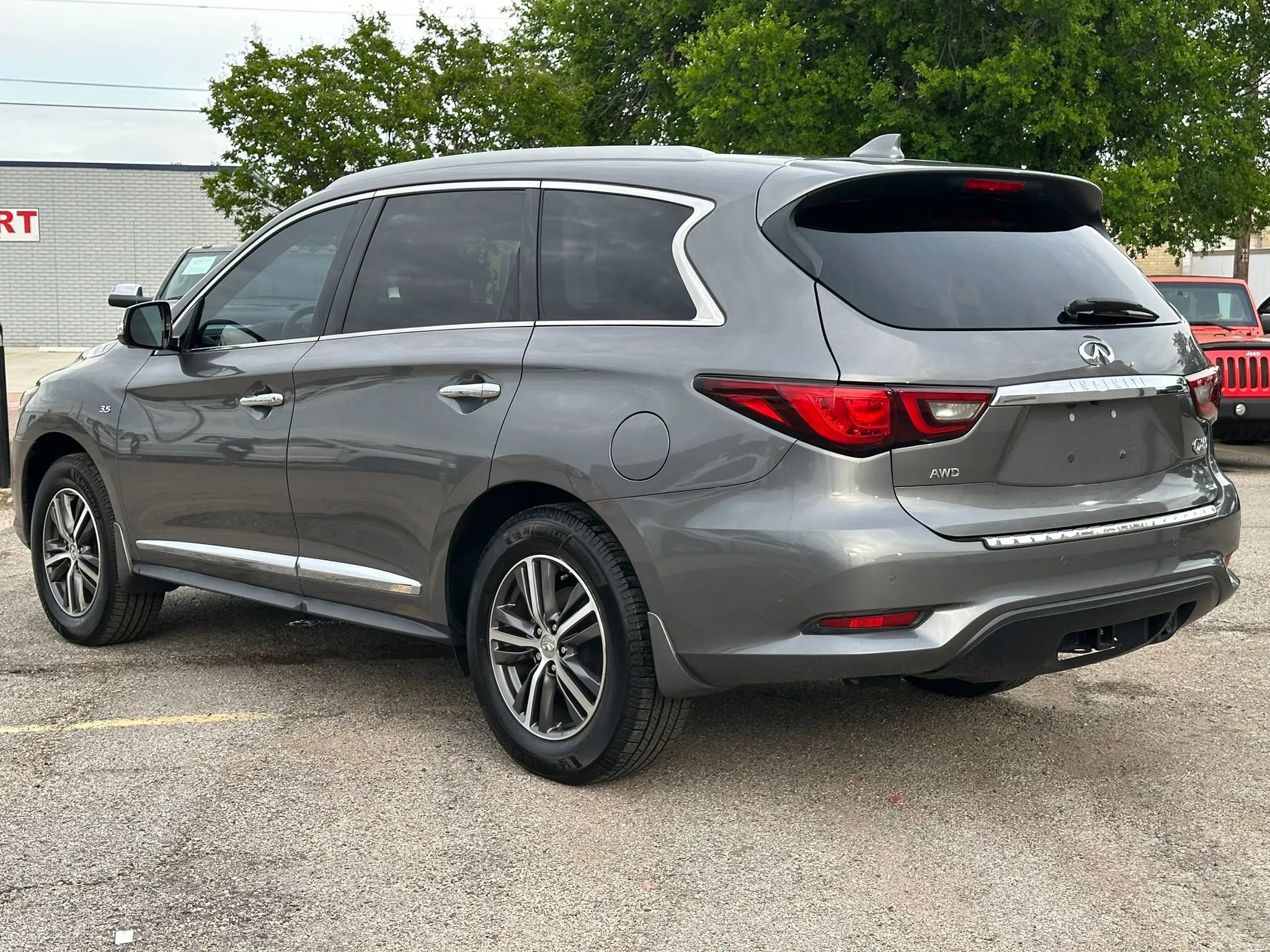 Used 2019 INFINITI QX60 Luxe w/ Essential Package AWD/4WD image 4