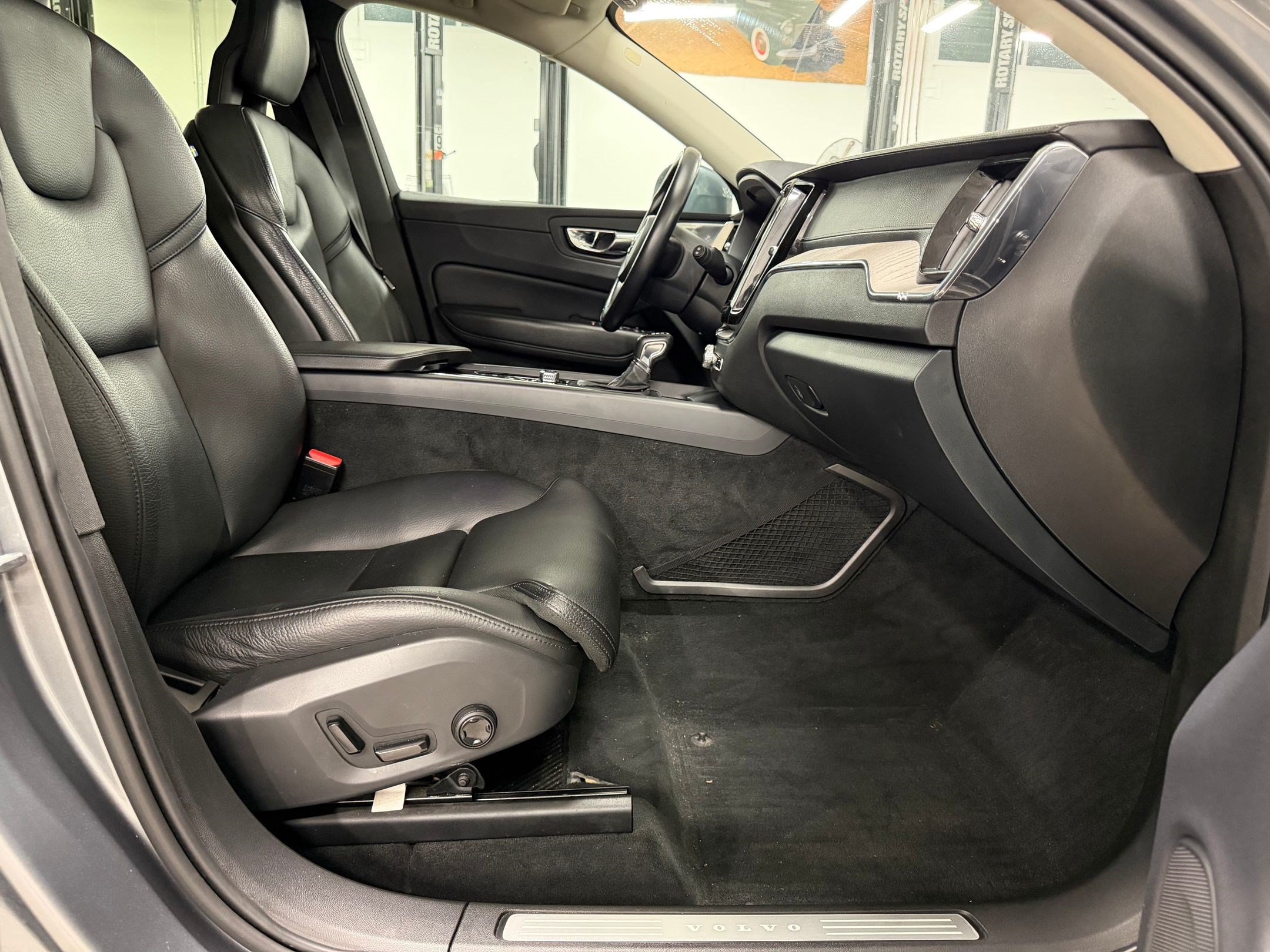 Used 2018 Volvo XC60 T6 Inscription w/ Convenience Package AWD/4WD image 31