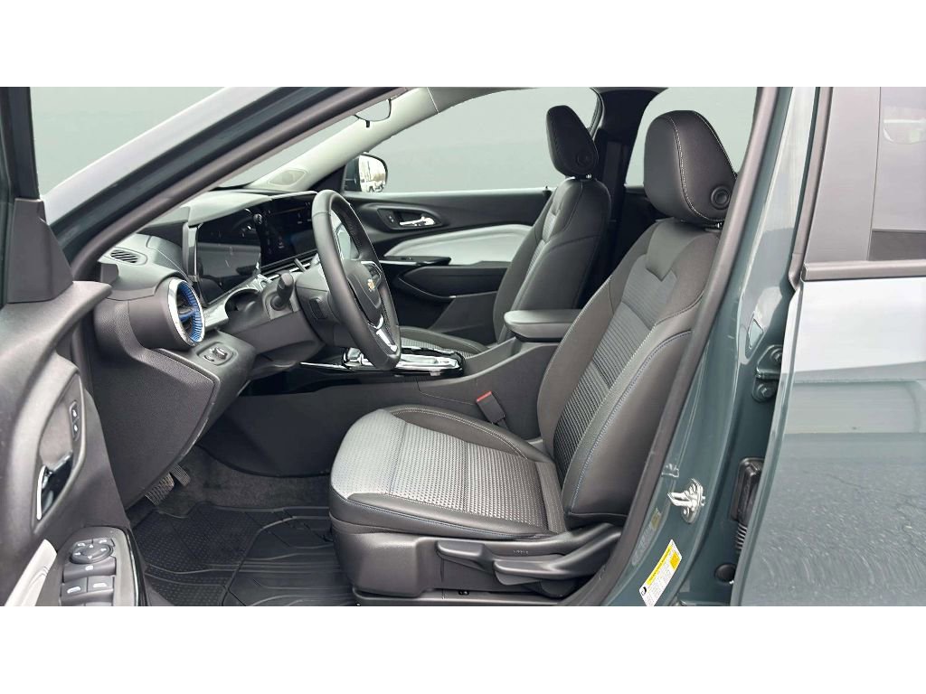 Used 2025 Chevrolet Trax LT w/ Sunroof Package image 10