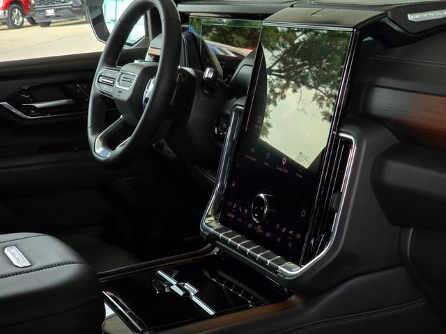 Used 2025 GMC Yukon Denali RWD image 12