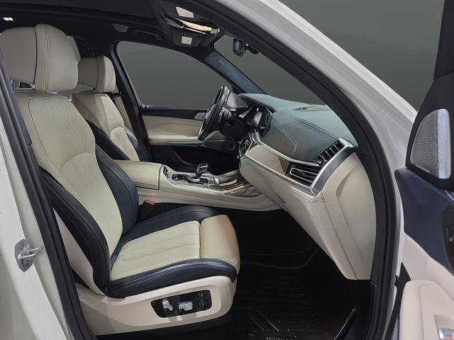 Used 2021 BMW X7 M50i w/ Dynamic Handling Package image 34