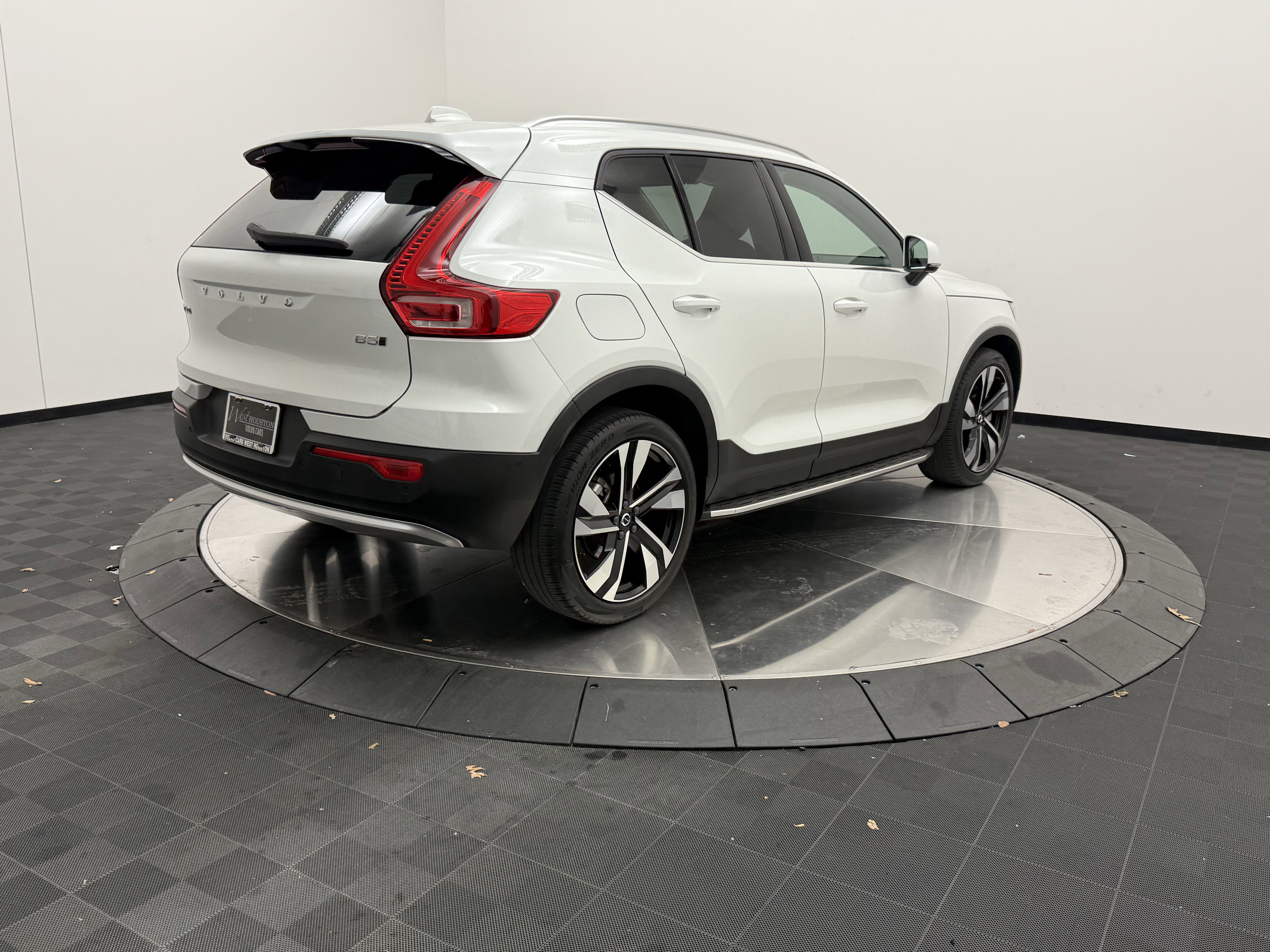 Certified 2023 Volvo XC40 B5 Plus w/ Driver Assist Package image 7