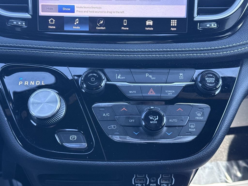 Used 2021 Chrysler Pacifica Touring w/ Uconnect Theater Family Group image 16