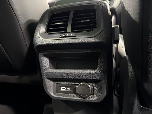 Used 2023 Volkswagen Tiguan SE w/ Panoramic Sunroof Package FWD image 33
