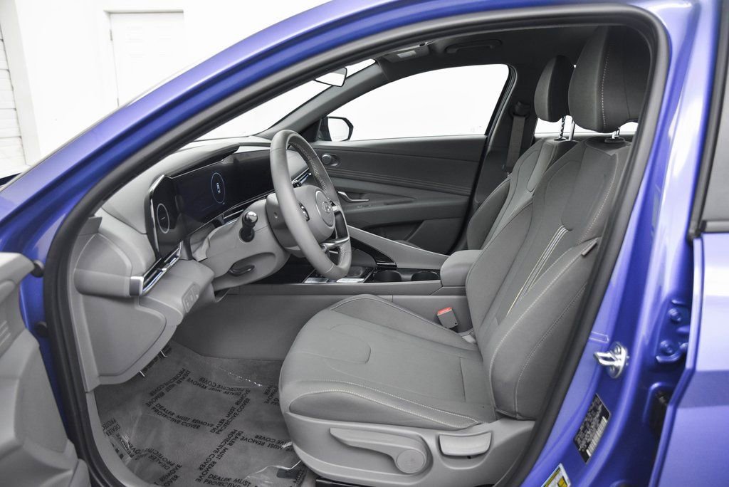 Used 2025 Hyundai Elantra SEL image 13