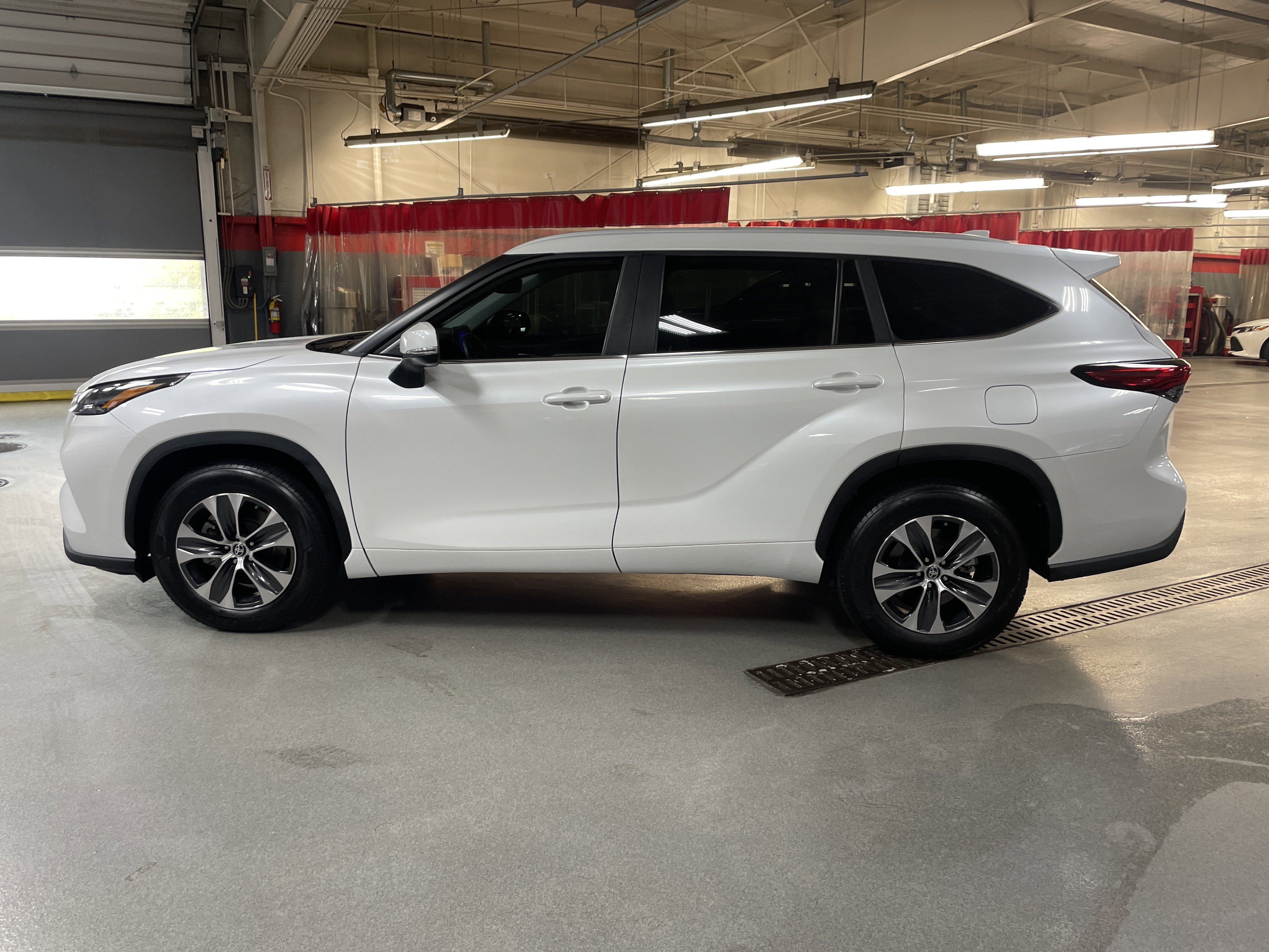 Used 2023 Toyota Highlander XLE image 7