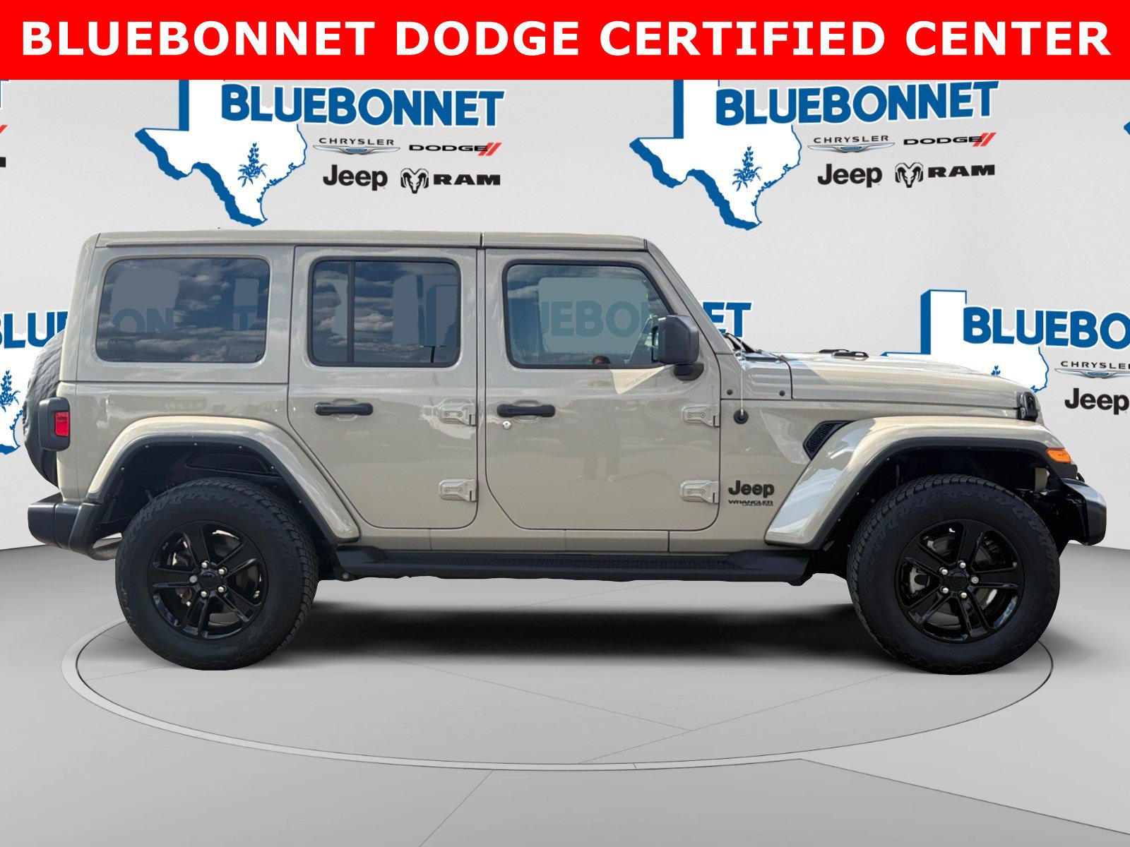Used 2022 Jeep Wrangler Unlimited Sahara AWD/4WD image 4