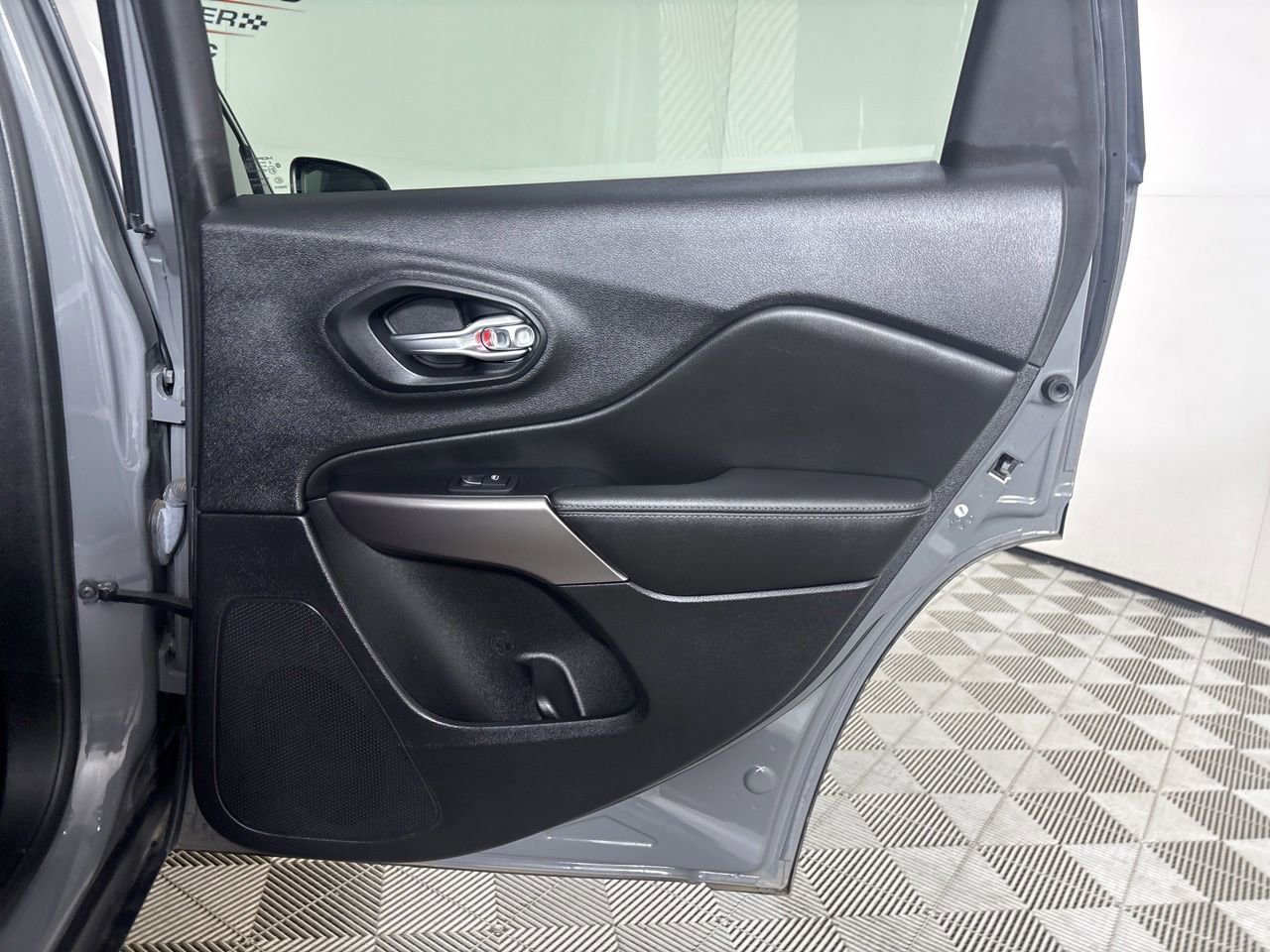 Used 2021 Jeep Cherokee Latitude Lux w/ Sun & Sound Group AWD/4WD image 26