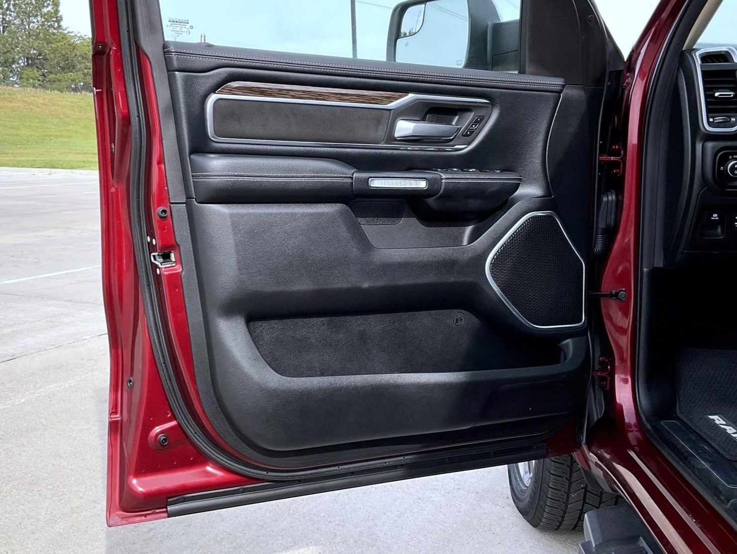 Used 2019 RAM 1500 Laramie AWD/4WD image 9