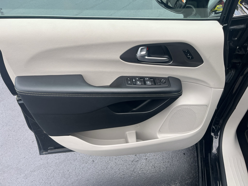 Used 2024 Chrysler Pacifica Touring-L FWD image 10