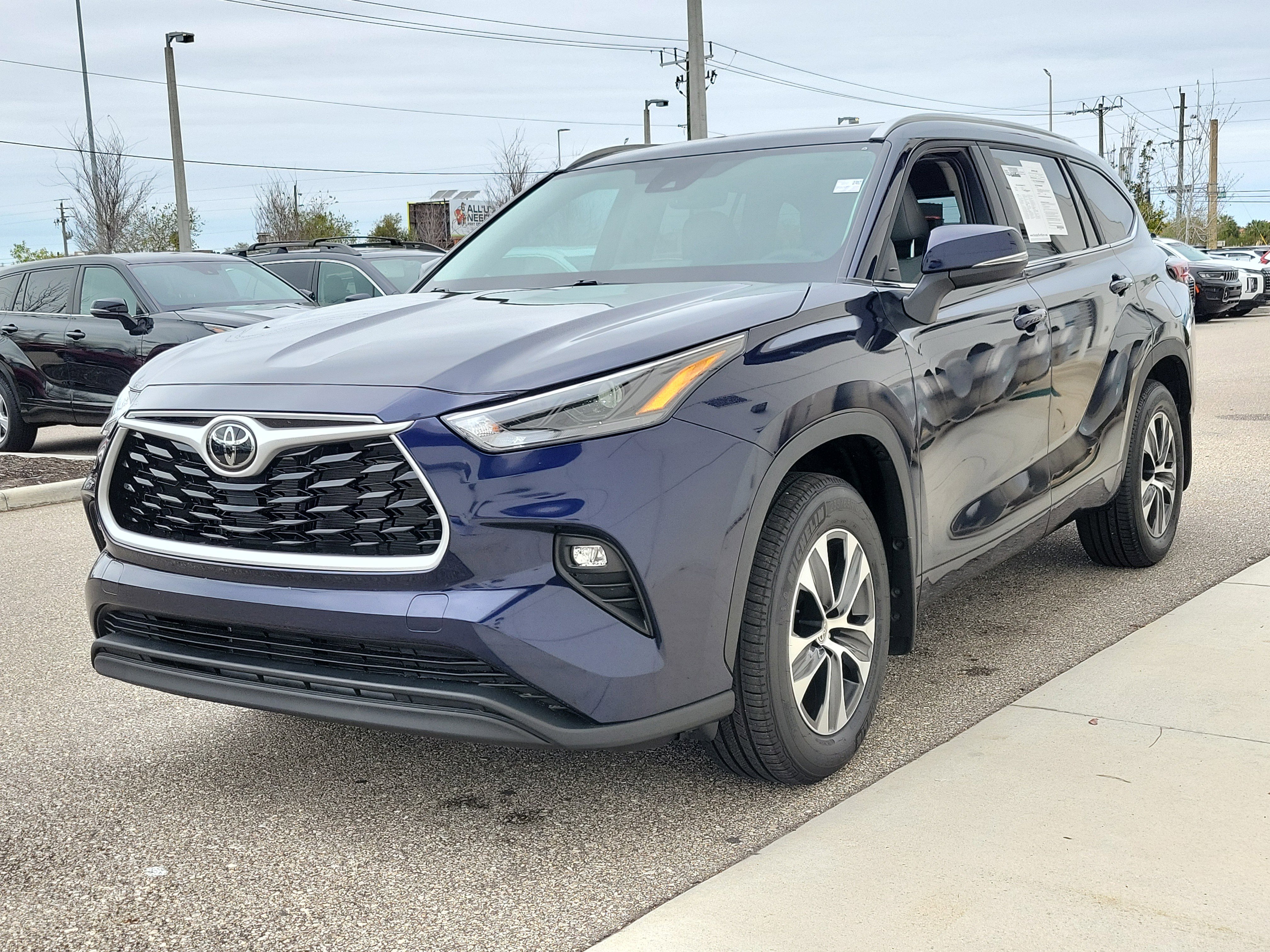 Used 2026 Toyota Highlander XLE image 3