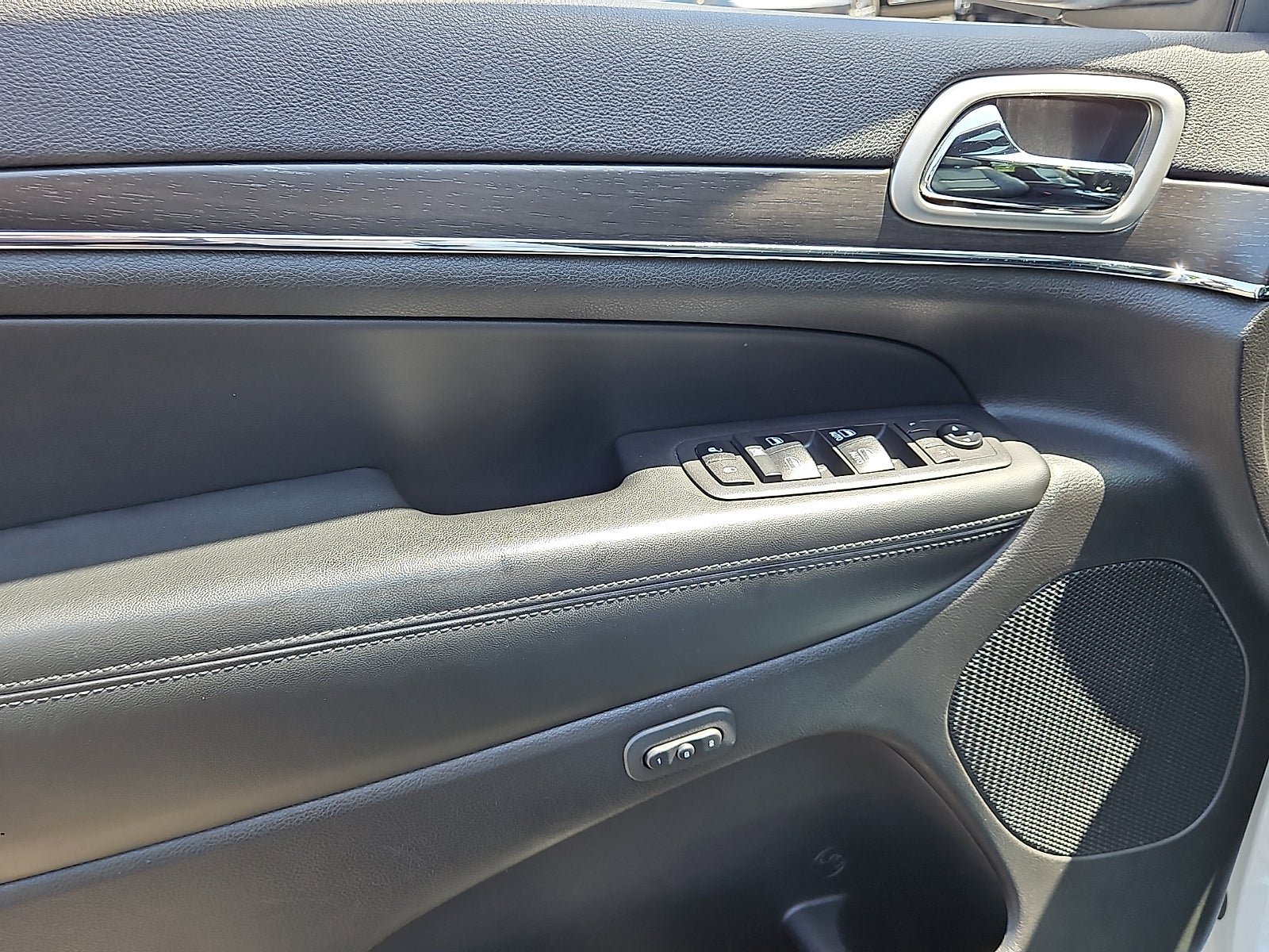 Used 2018 Jeep Grand Cherokee Limited AWD/4WD image 13